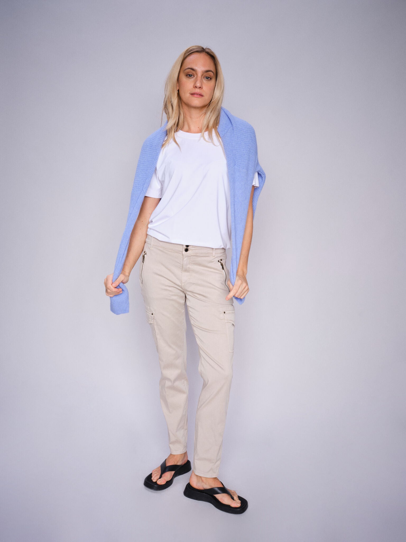 Modelshot / Feather Gray / Detail