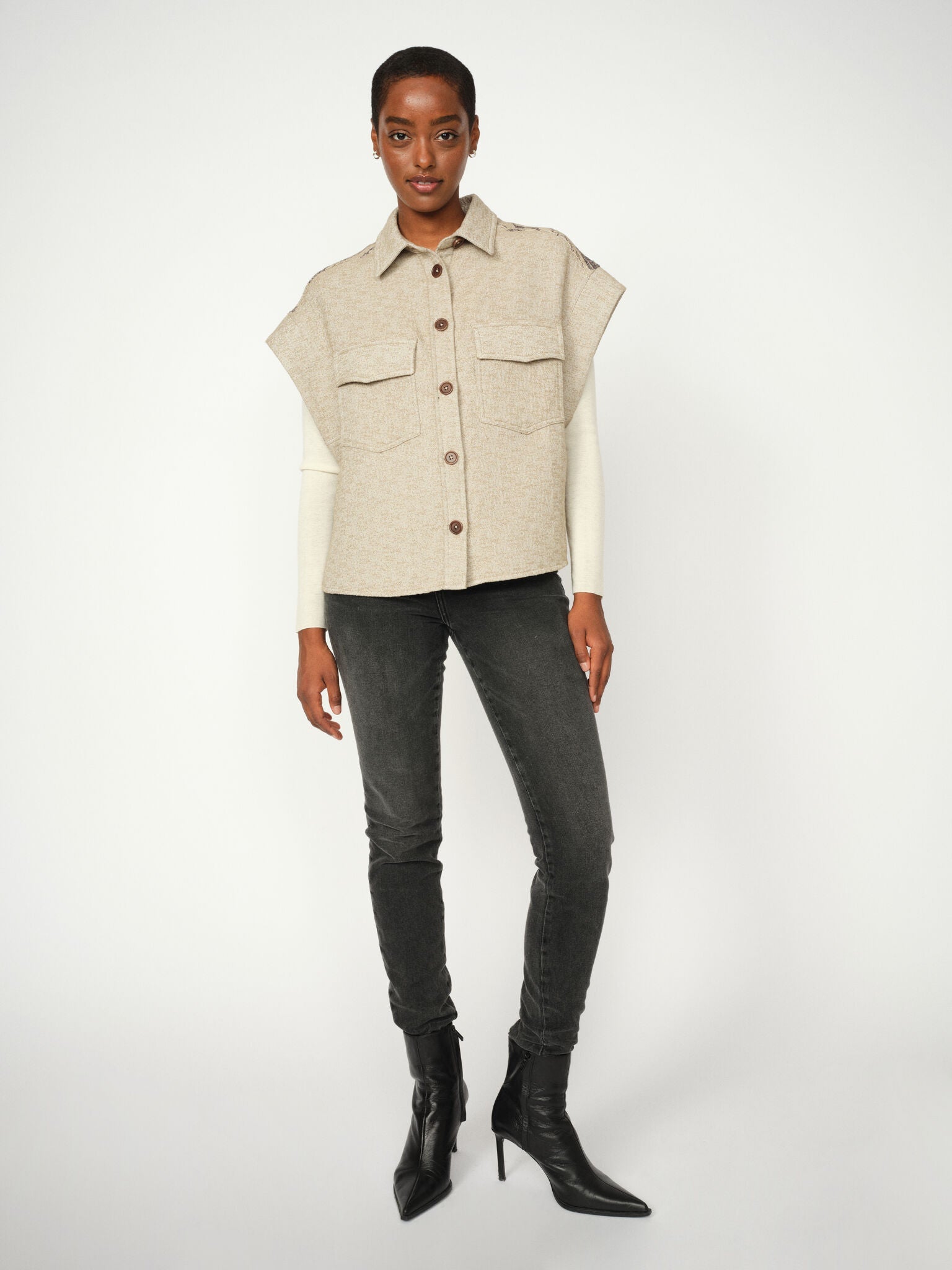 Modelshot / Grey Wash / Detail