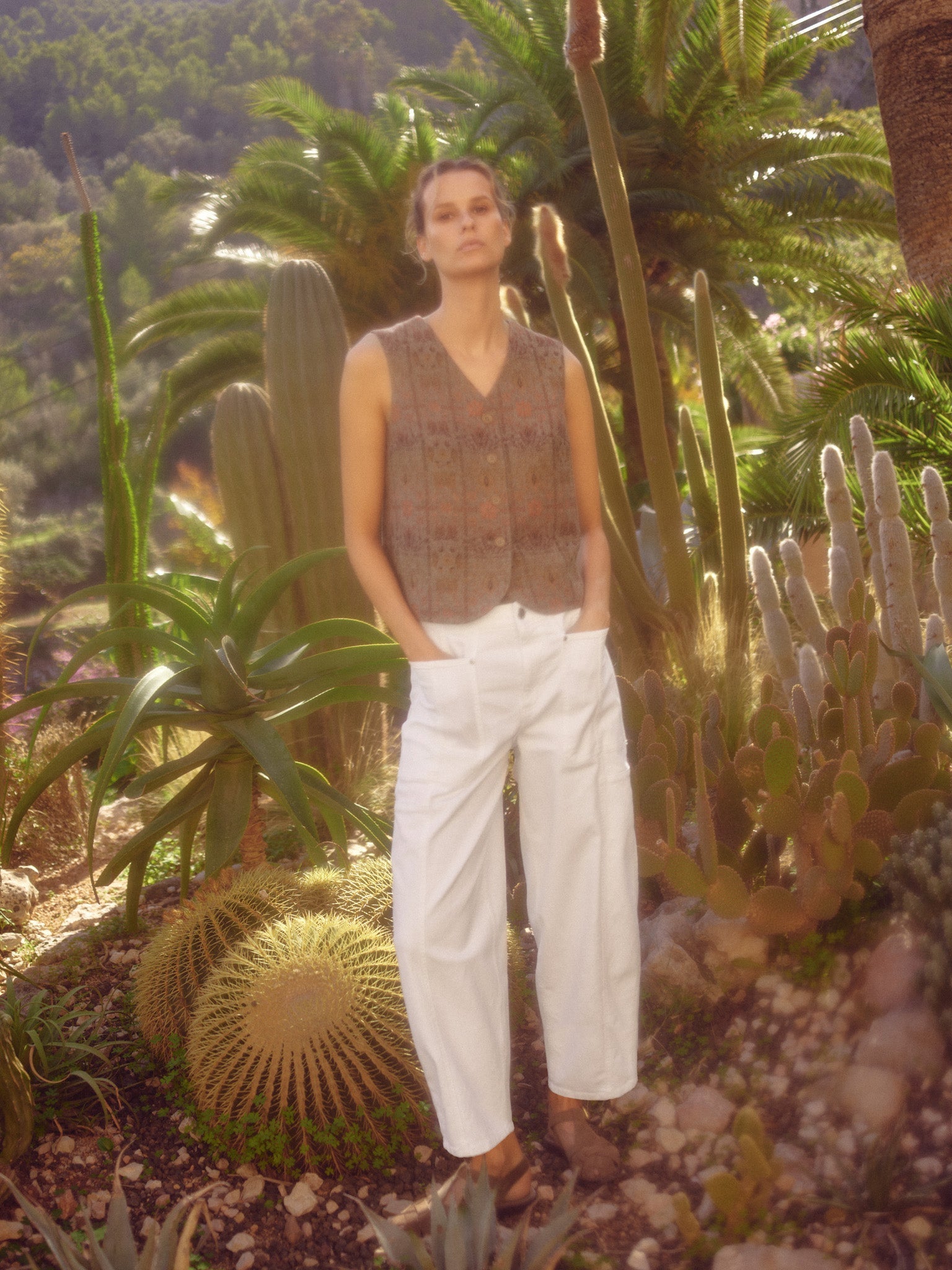 Modelshot / White / Detail