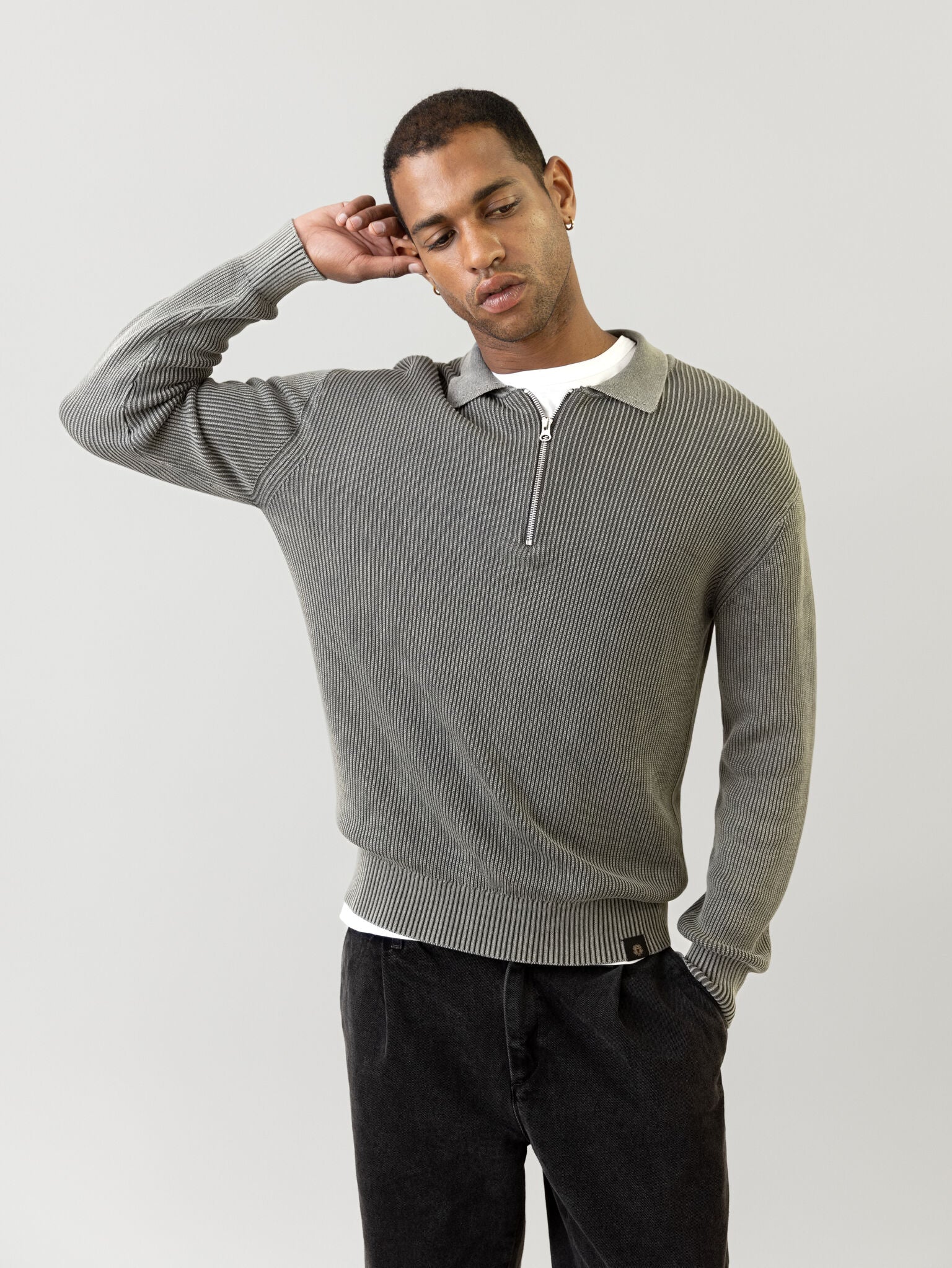 Modelshot / Light Grey / Detail